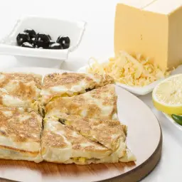 فطيرة جبنة شيدر بالزيتون